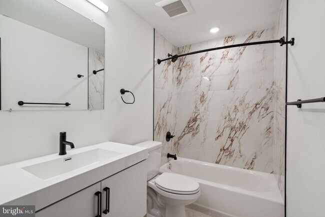 Building Photo - 1419 W Grange Ave