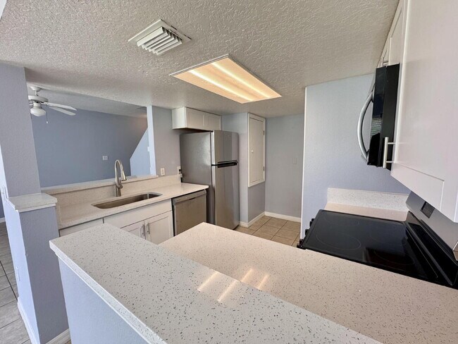 Building Photo - For Rent – Recently Renovated 3 Bed / 2 Ba...