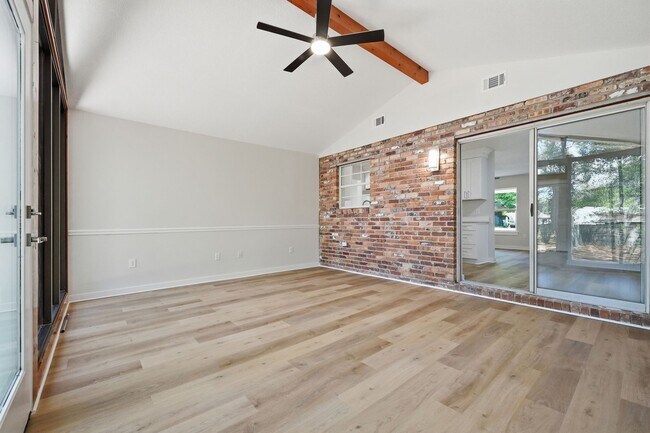 Building Photo - All Brick Home & Large Yard in Niceville!