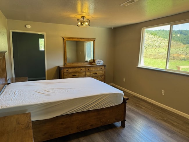 Building Photo - Country Home, 4 bed/2bath short term rental