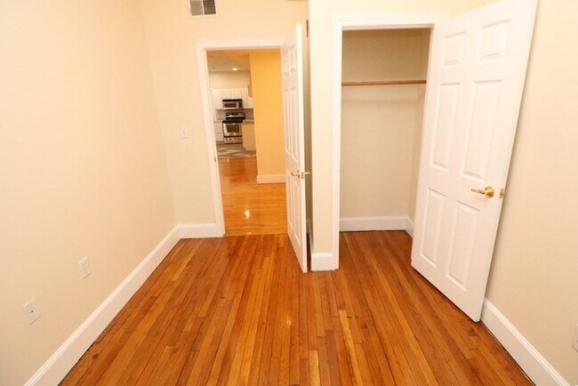 Building Photo - 14 Estella St