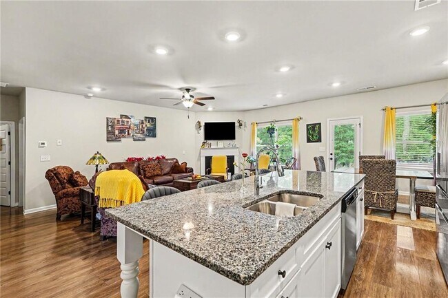 Building Photo - 521 Redchurch Dr