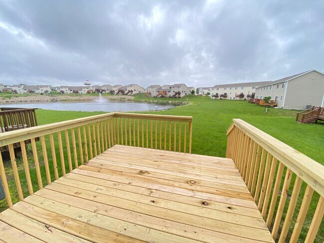 Building Photo - Four bed/2.5 bath townhome for August 2026!
