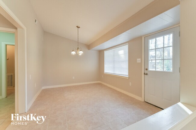 Building Photo - 214 Oakwood Dr