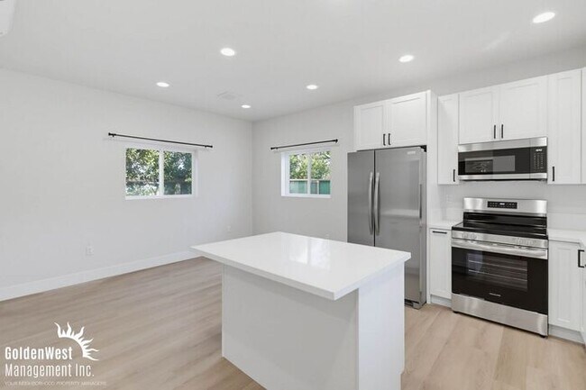 Building Photo - Beautifully Updated 1Bdm 1Ba Apartment with Private Rooftop Deck & Stunning Views!