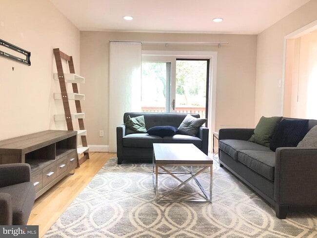 Building Photo - 5 Algonquin Ct