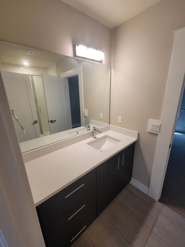 Building Photo - Gorgeous townhome