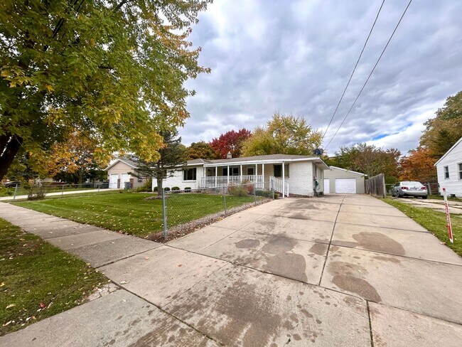 Building Photo - 4311-4313 Dawes Court SE