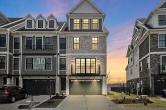 Building Photo - Luxurious, Fully Furnished Townhome       ...