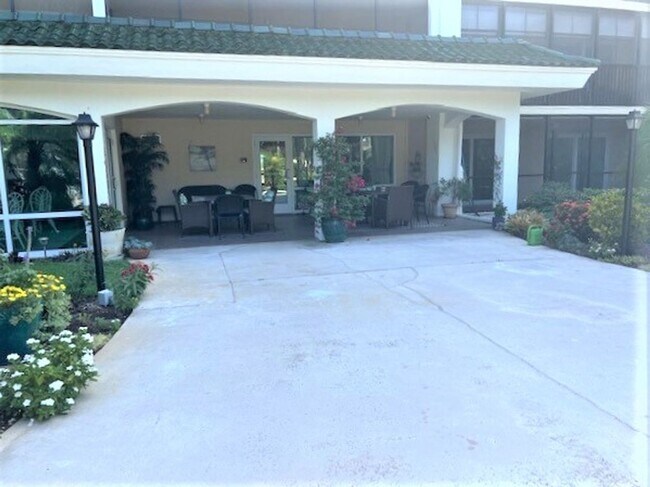 Building Photo - 2BR/2BA Ground Level Condo in Venice Ave C...