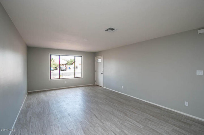 Building Photo - COMPLETELY REMODELED 4 BEDROOM, 2 BATH TEM...