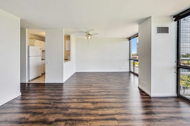 Building Photo - 4343 N Clarendon Ave