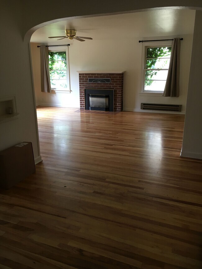 Living room - 2080 Hilyard St