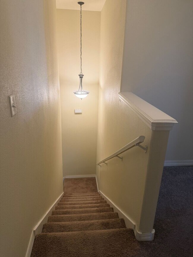 Building Photo - 1221 E 14th St