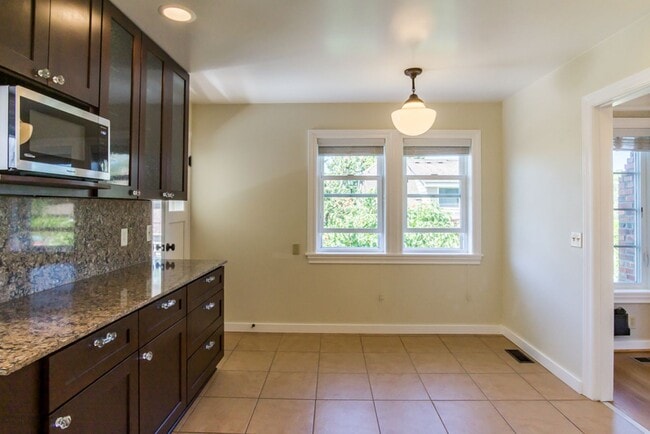 Building Photo - 5bd/4ba Seattle Home