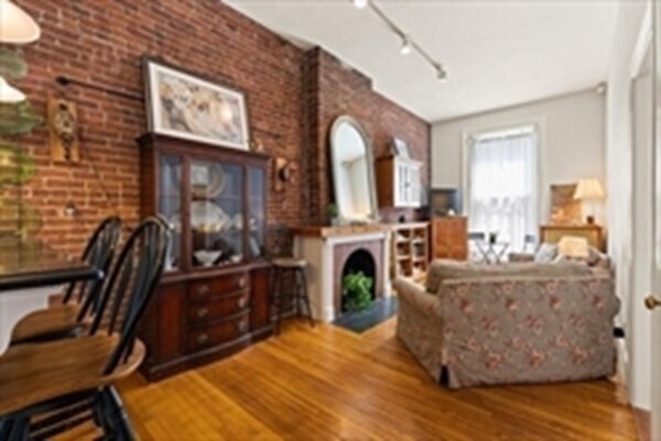 Building Photo - 166 Beacon St