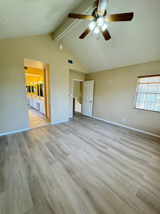 Building Photo - Large, end-unit townhome in the heart of Thousand Oaks