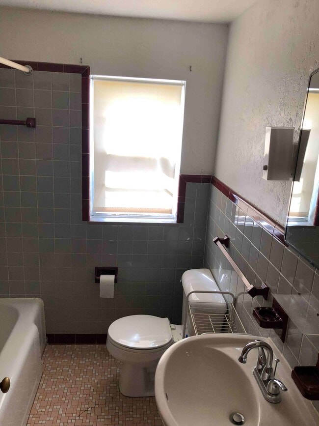 bathroom - 705 Broadway Blvd