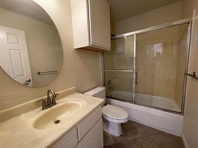 Building Photo - 450 Navaro Way