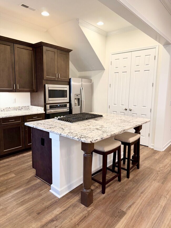 Building Photo - Upscale Townhome in Market Common! MOVE-IN READY!