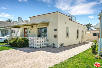 Building Photo - 6301 S Harcourt Ave