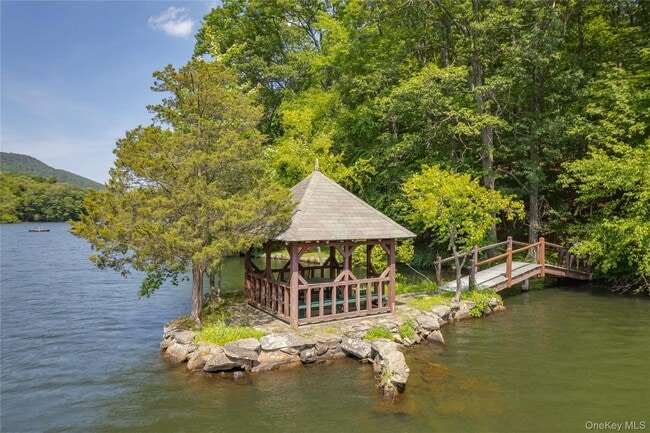 Building Photo - 77 Lake Dr