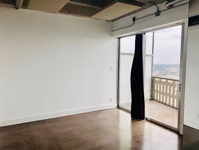 Building Photo - 2016 Main St