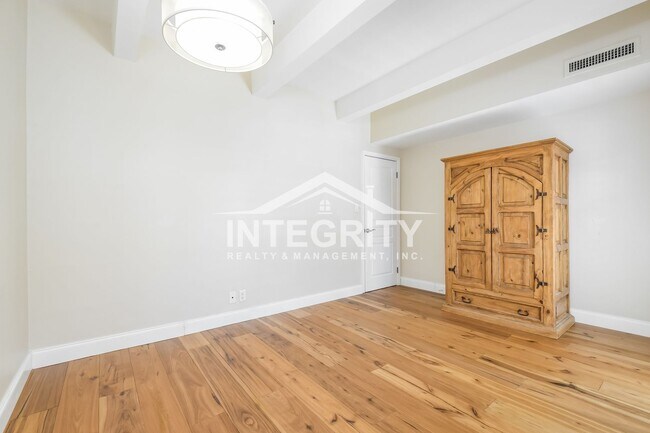 Building Photo - 1365 Columbine St