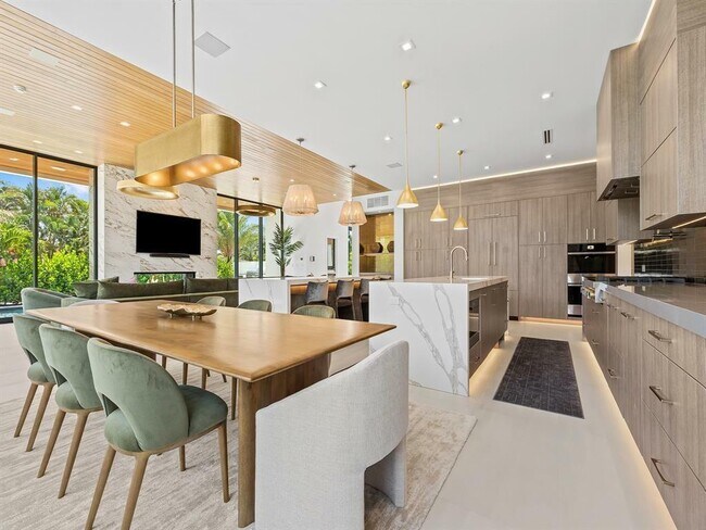 Building Photo - 2657 NE 34th St