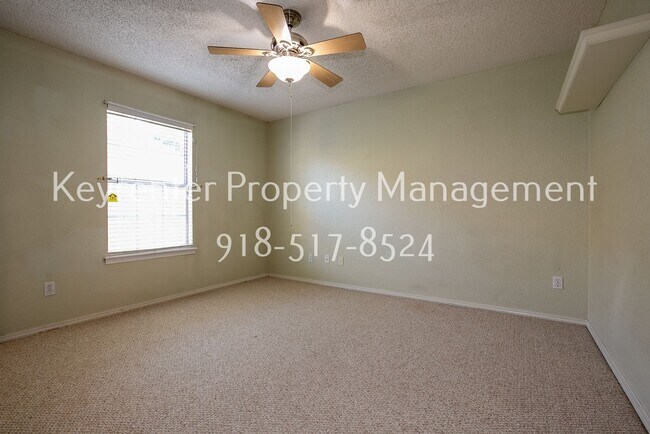 Building Photo - Charming 3 bedroom home with cozy fireplace and 2 car garage!! Price drop!