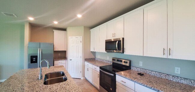 Building Photo - 4-Bedroom, 2.-Bathroom in Winter Haven ***MOVE-IN SPECIAL/50% OFF 2ND MONTH***