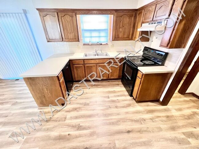 Building Photo - Spacious Duplex in Blue Valley-Available NOW!!