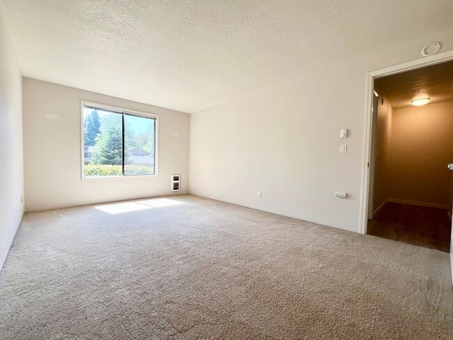 Building Photo - 2 Bed 1 Bath Apartment in Lake Oswego!