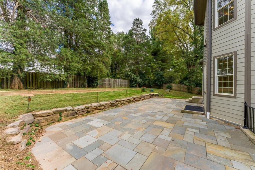 Building Photo - 829 Golden Arrow St