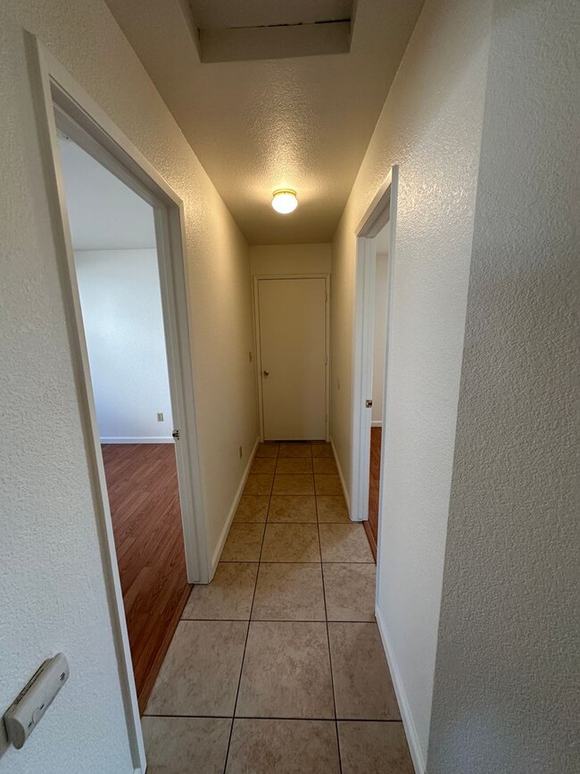 Building Photo - 405 Goldrun Dr
