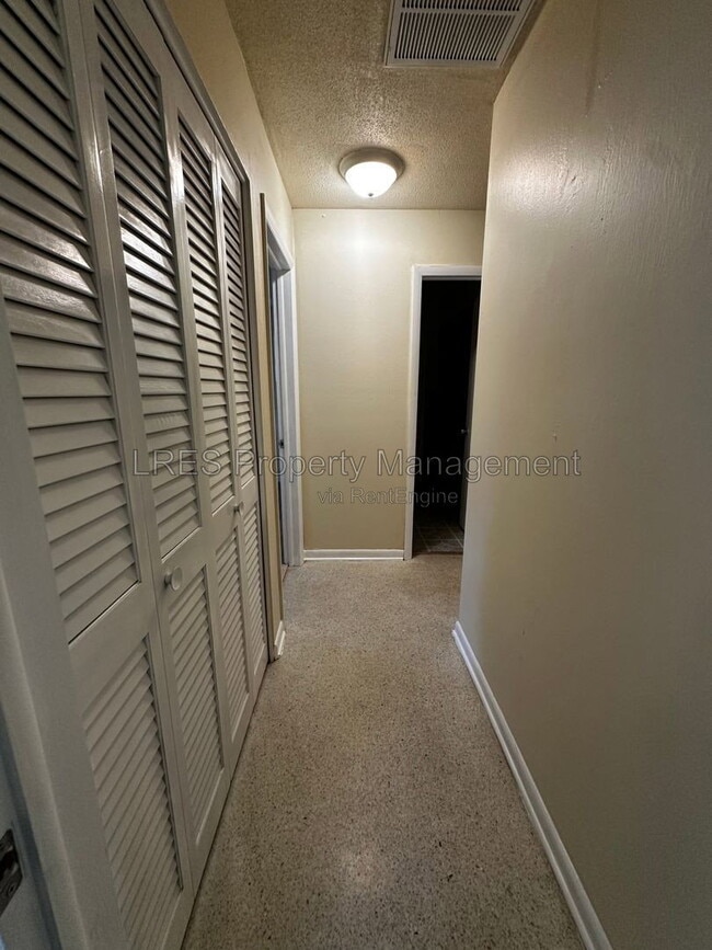 Building Photo - 2719 Merrie Oaks Rd