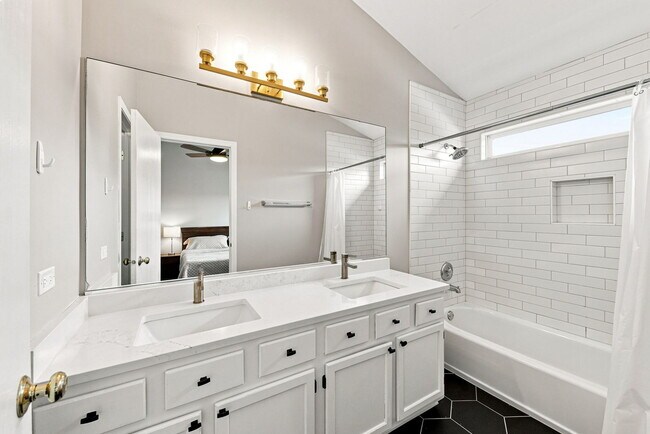 Building Photo - 2052 Shady Grove Ct