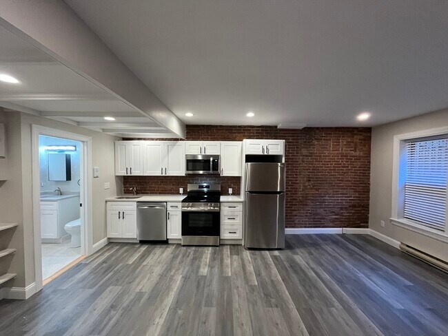 Building Photo - 10 Wellington St