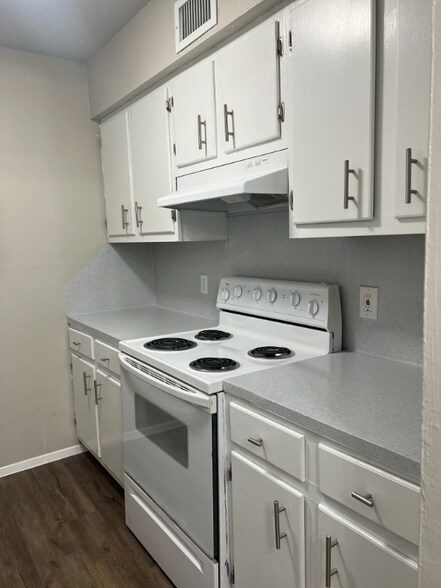 Building Photo - 1600 Tamarack Ave