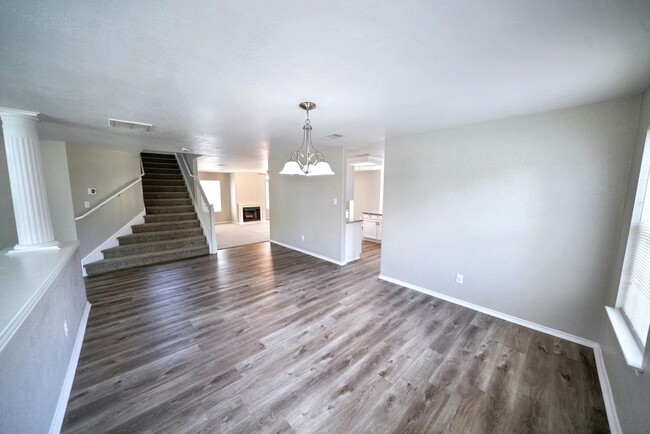 Building Photo - Stunning 4-Bedroom, 2.5-Bathroom Home in L...