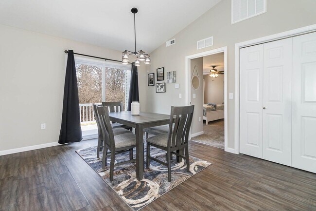 Building Photo - 8 W Persimmon Dr