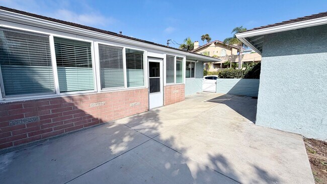 Building Photo - Spacious 3 Bed 2 Bath Home in Sunset Cliffs with Detached Garage & Private Backyard