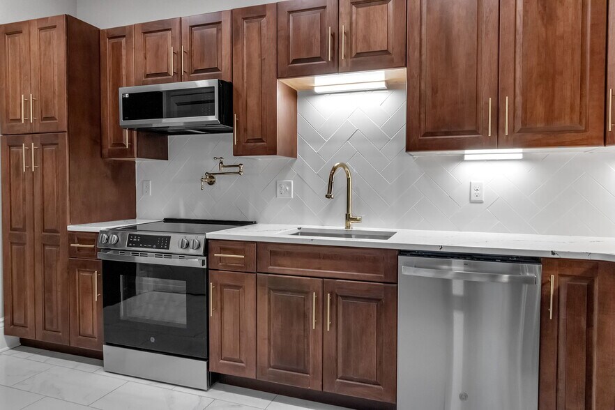 Building Photo - 670 Main St