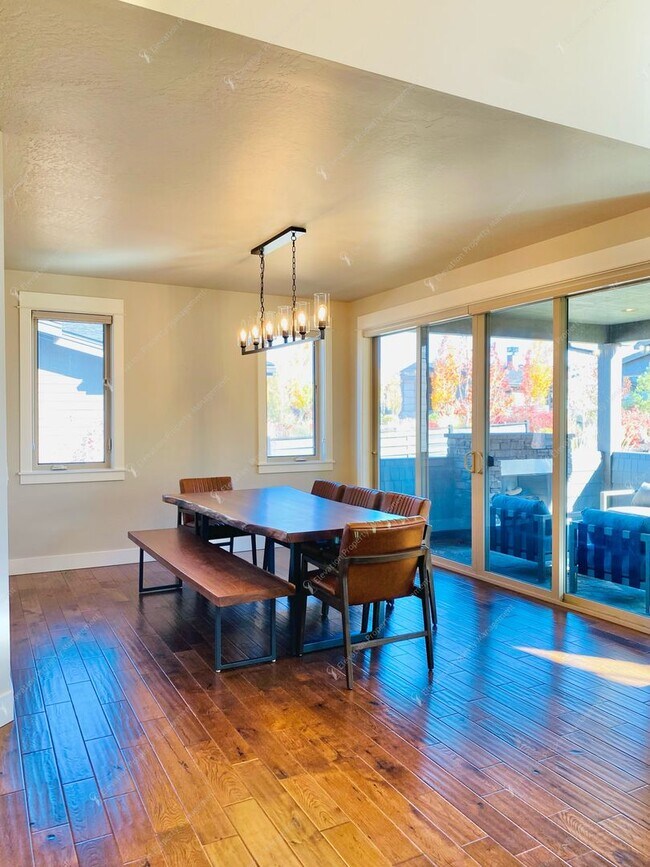 Building Photo - Luxury Single-Level 3BR - 3.5BA Living in Tetherow