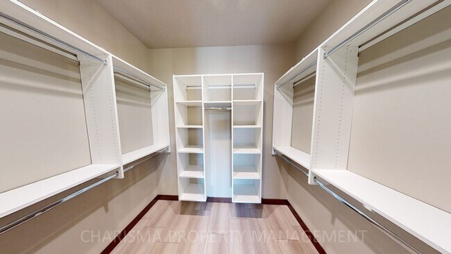 Building Photo - WALK IN AND AMENITY FILLED THREE BEDROOM TOWNHOME!