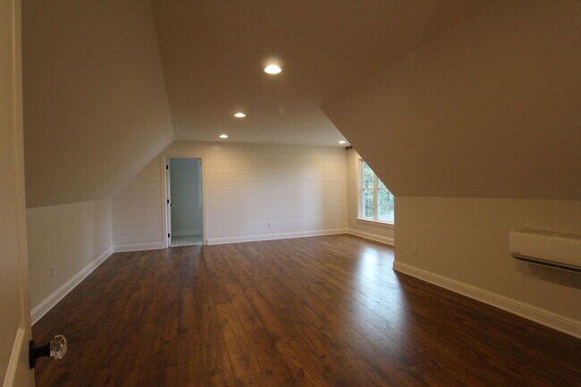 Building Photo - 3 Bedroom 3 Bath House in Beautiful, Quiet Setting