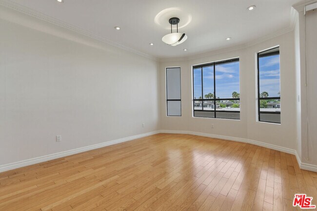Building Photo - 4443 Ventura Canyon Ave