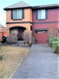 Building Photo - Beautiful 3 Bed/2.5 Bath Two-Story Duplex ...