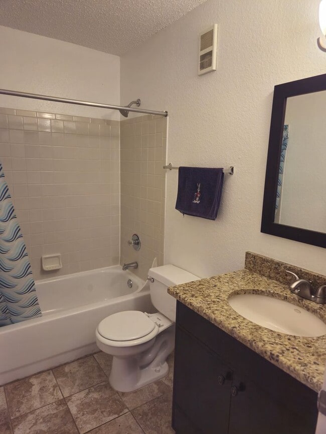 Building Photo - Updated 3BR/3BA condo in Windsor Condomini...