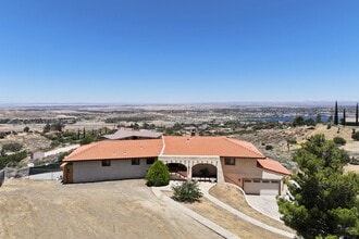 Building Photo - 1055 Lakeview Dr